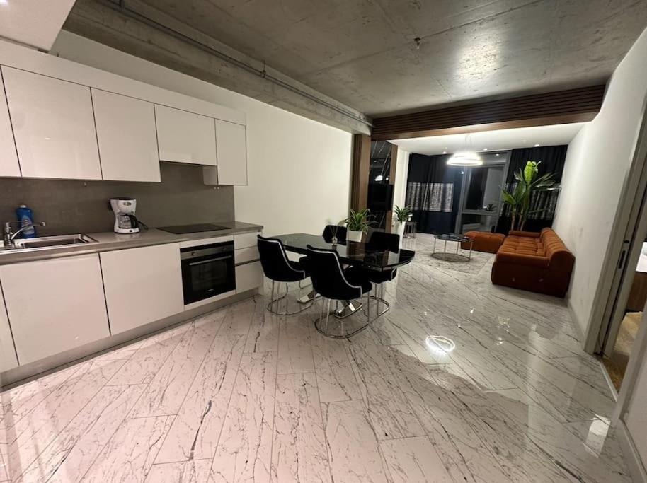 Stunning Skyview Luxury Floor 40 Apartment