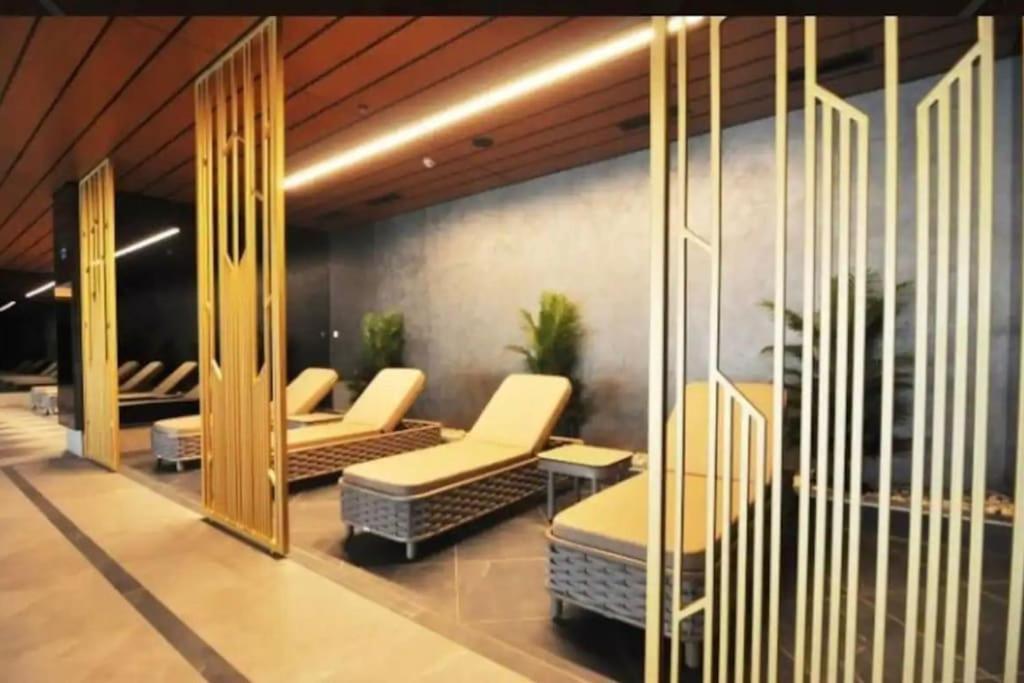 Stunning Skyview Luxury Floor 40